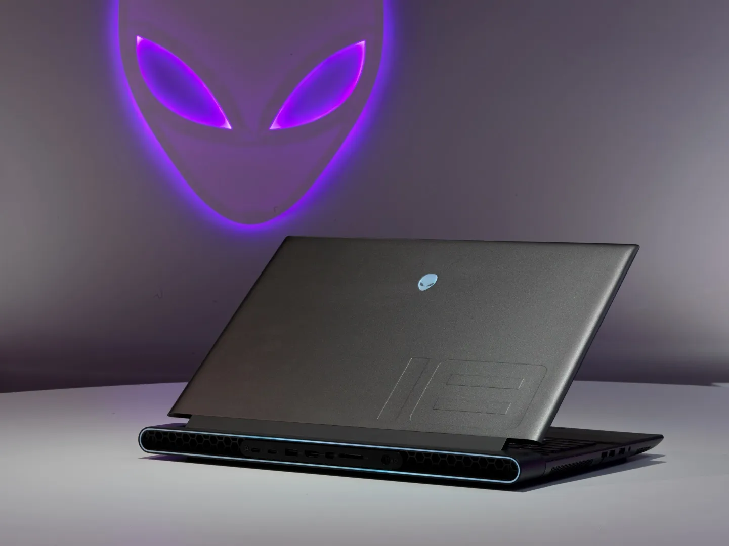 Dell Alienware M18 Introduces AMD Radeon RX 7900M Featuring RDNA 3 Architecture and Chiplet Design