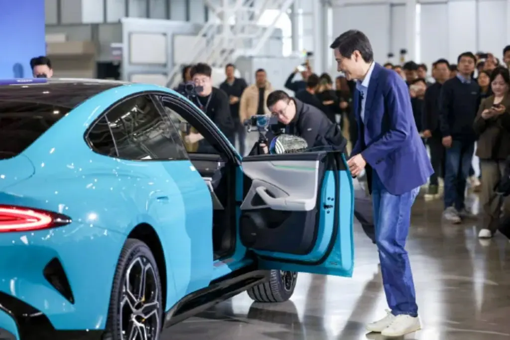 Xiaomi CEO Lei Jun Delivers First Batch of SU7 EV in Person