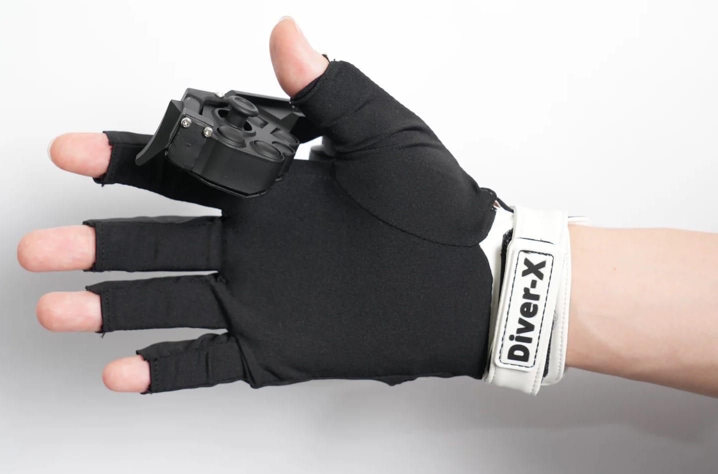 Diver-X Launches Preorders for ContactGlove2 VR with Haptic Feedback
