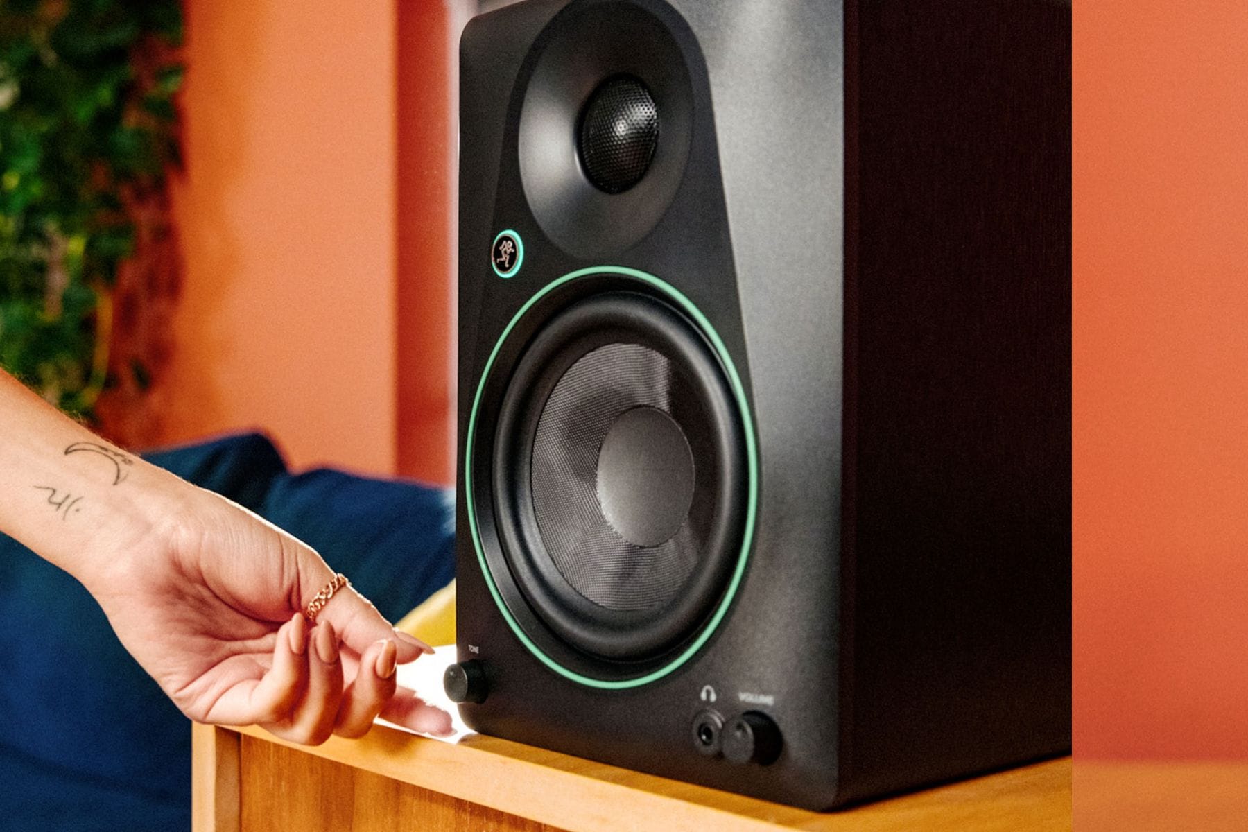 Mackie CR Series Monitors: Switch from Desktop to Bookshelf Speakers