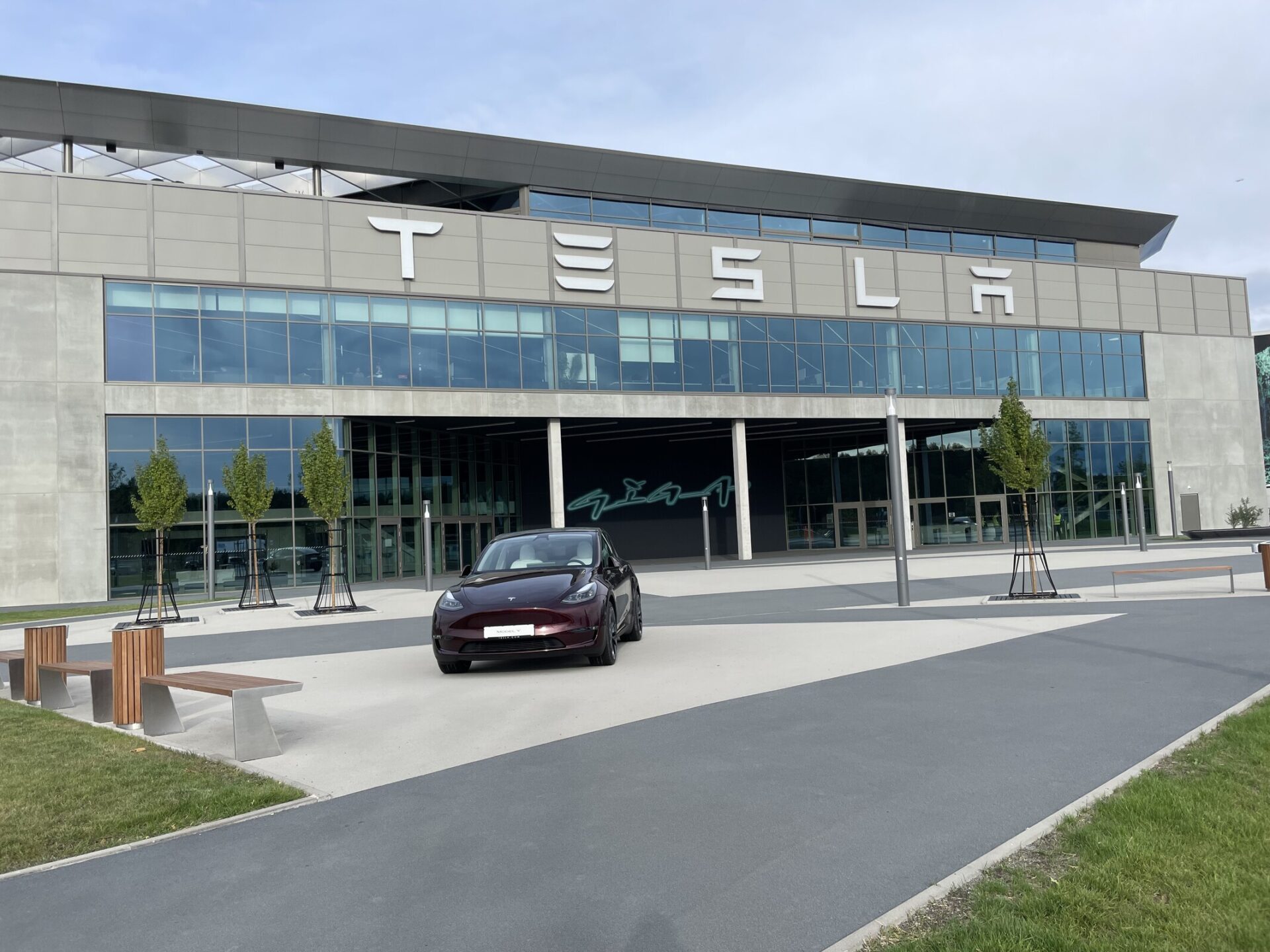 Tesla Sales Drop as Chinese Electric Cars Surge in Popularity