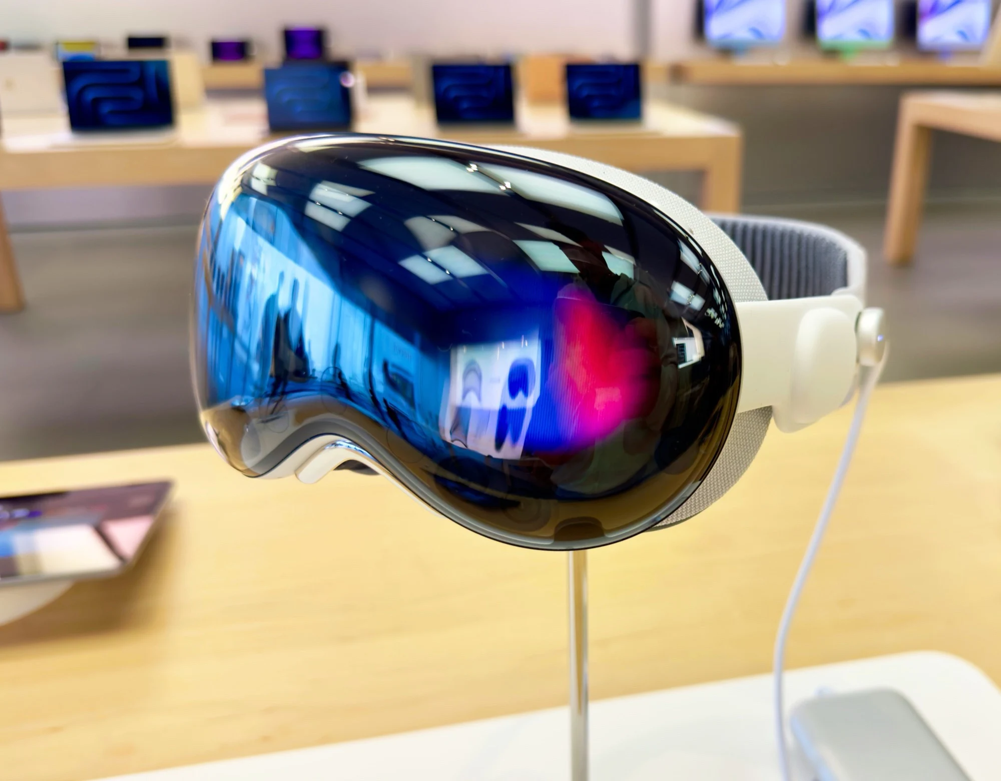 Apple Cancels Lightweight AR Glasses, Focuses on Vision Pro 2 Development