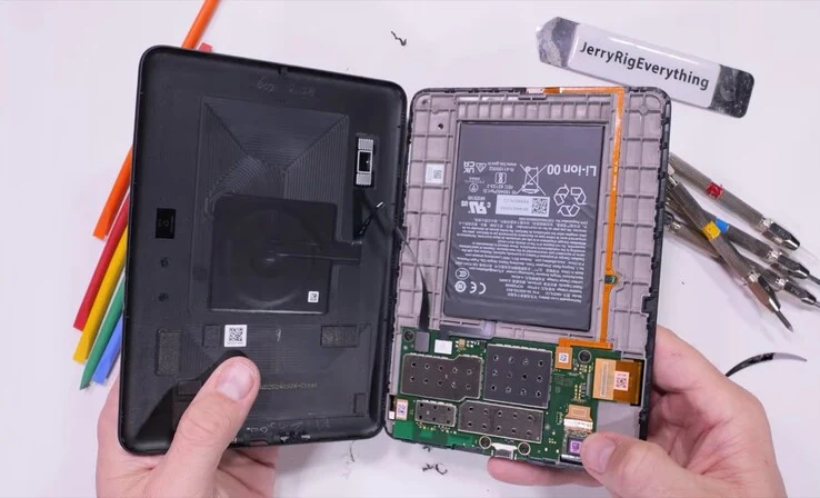 Colorsoft Teardown: Scratches on Kindle Display Under Microscope
