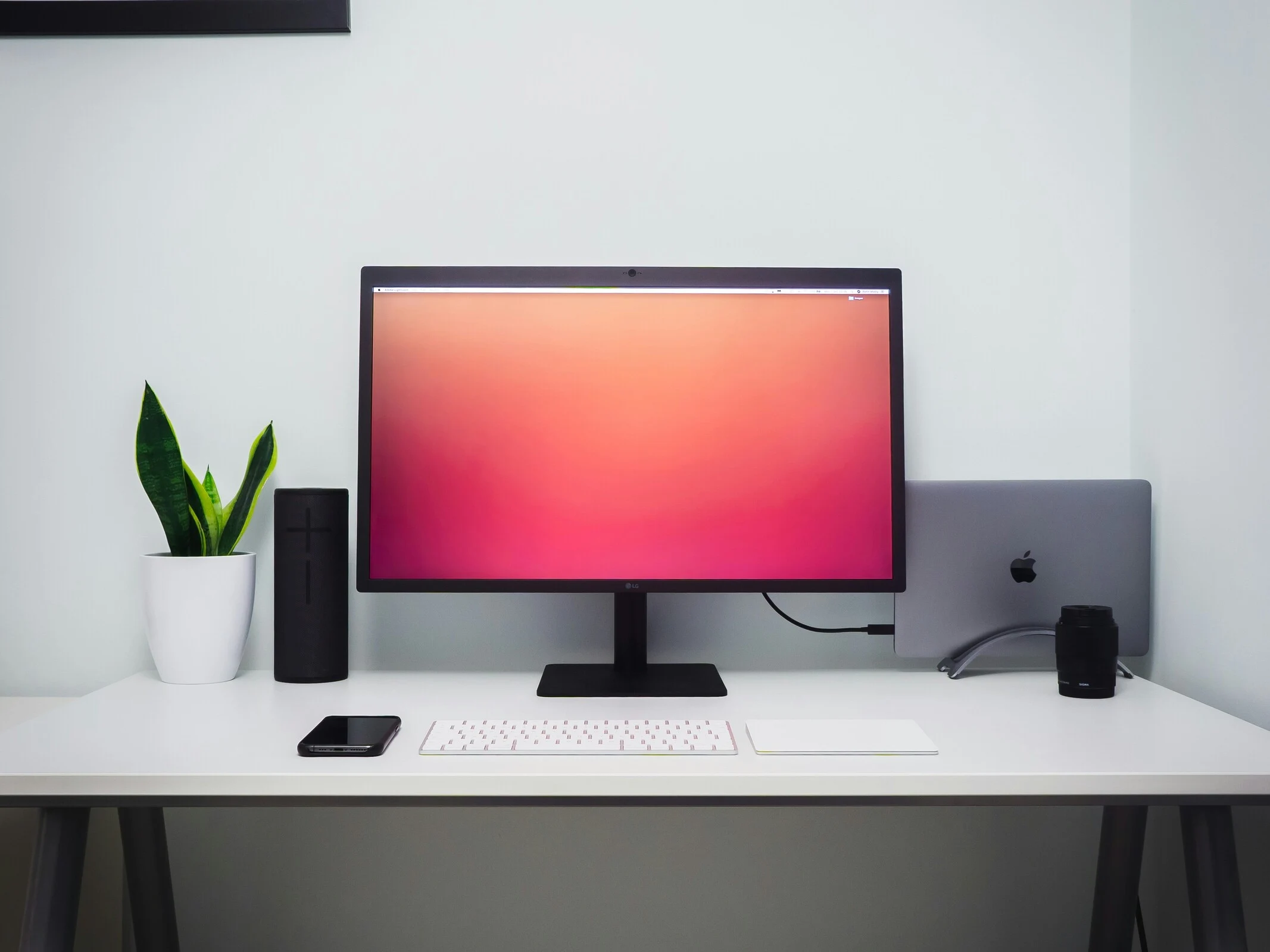 Monitor Prices May Rise 5% as Manufacturers Stockpile Panels
