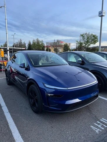 New Model Y in Diamond Black & Deep Blue Metallic Colors