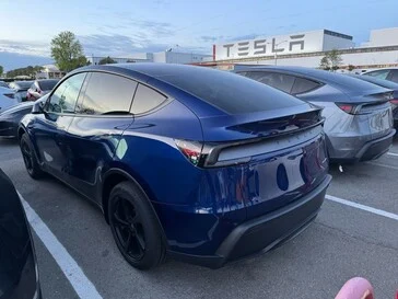 New Model Y in Diamond Black & Deep Blue Metallic Colors