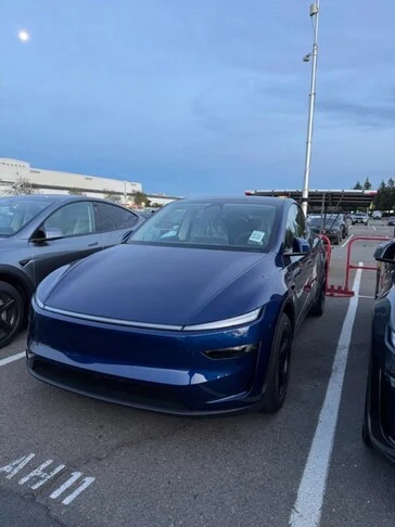 New Model Y in Diamond Black & Deep Blue Metallic Colors