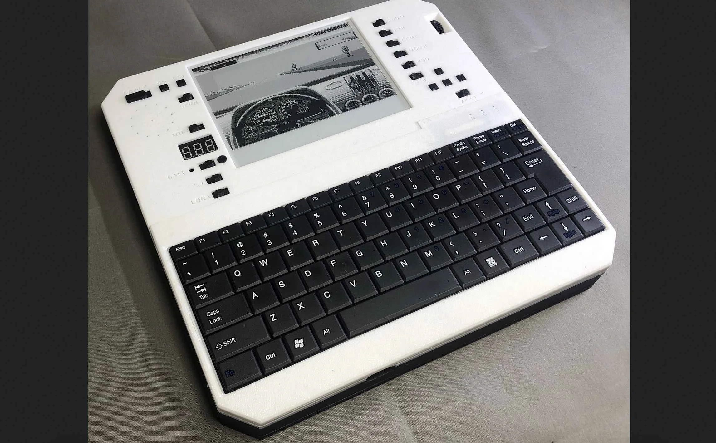 DIY Retro PC with Solar Charging and Long Battery Life – Runs Doom