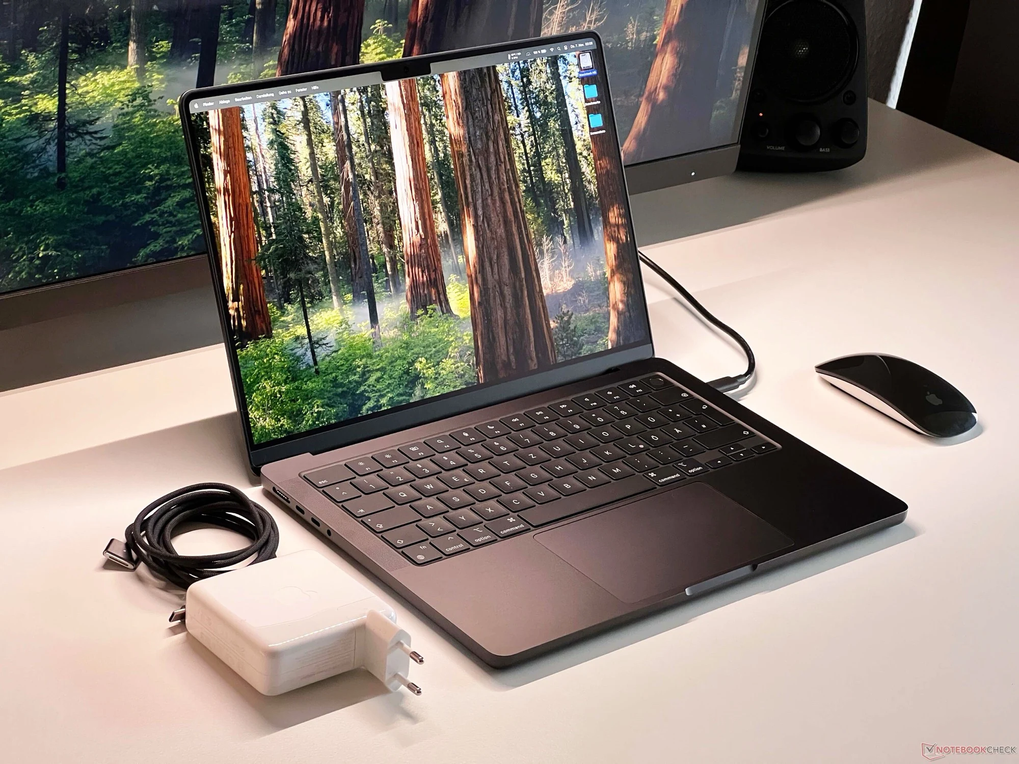 Samsung’s UT One OLED Panel May Reduce Power Use in Future MacBook Pro
