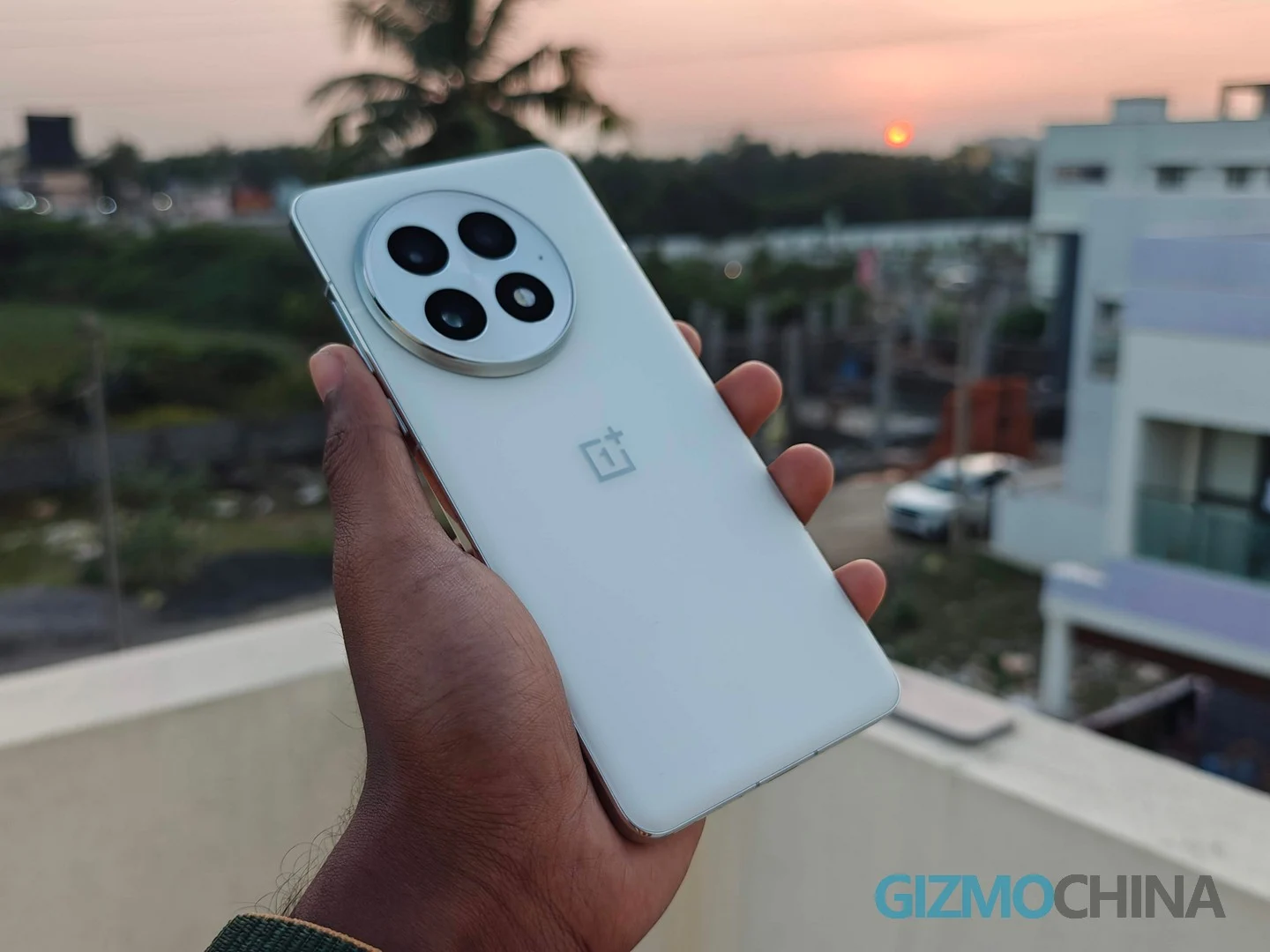 OnePlus 15 Leak: 7000mAh Battery, 100W Charging, Flat Display