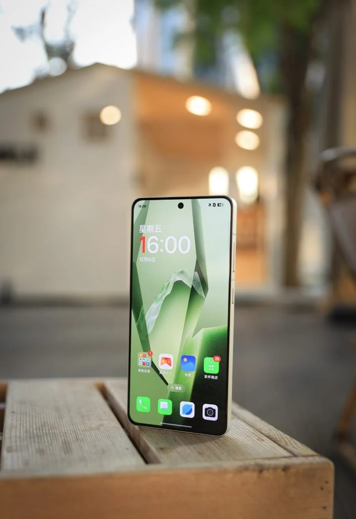 OnePlus Ace 5 Ultra: Dimensity 9400+ Gaming Phone with 144Hz Display