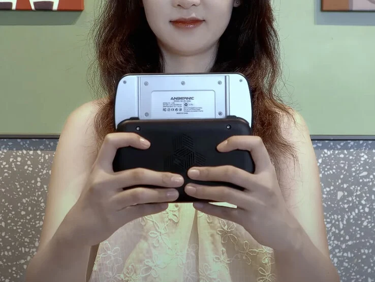 Anbernic Launches New Pocket Gaming Handheld Inspired by PSP Go