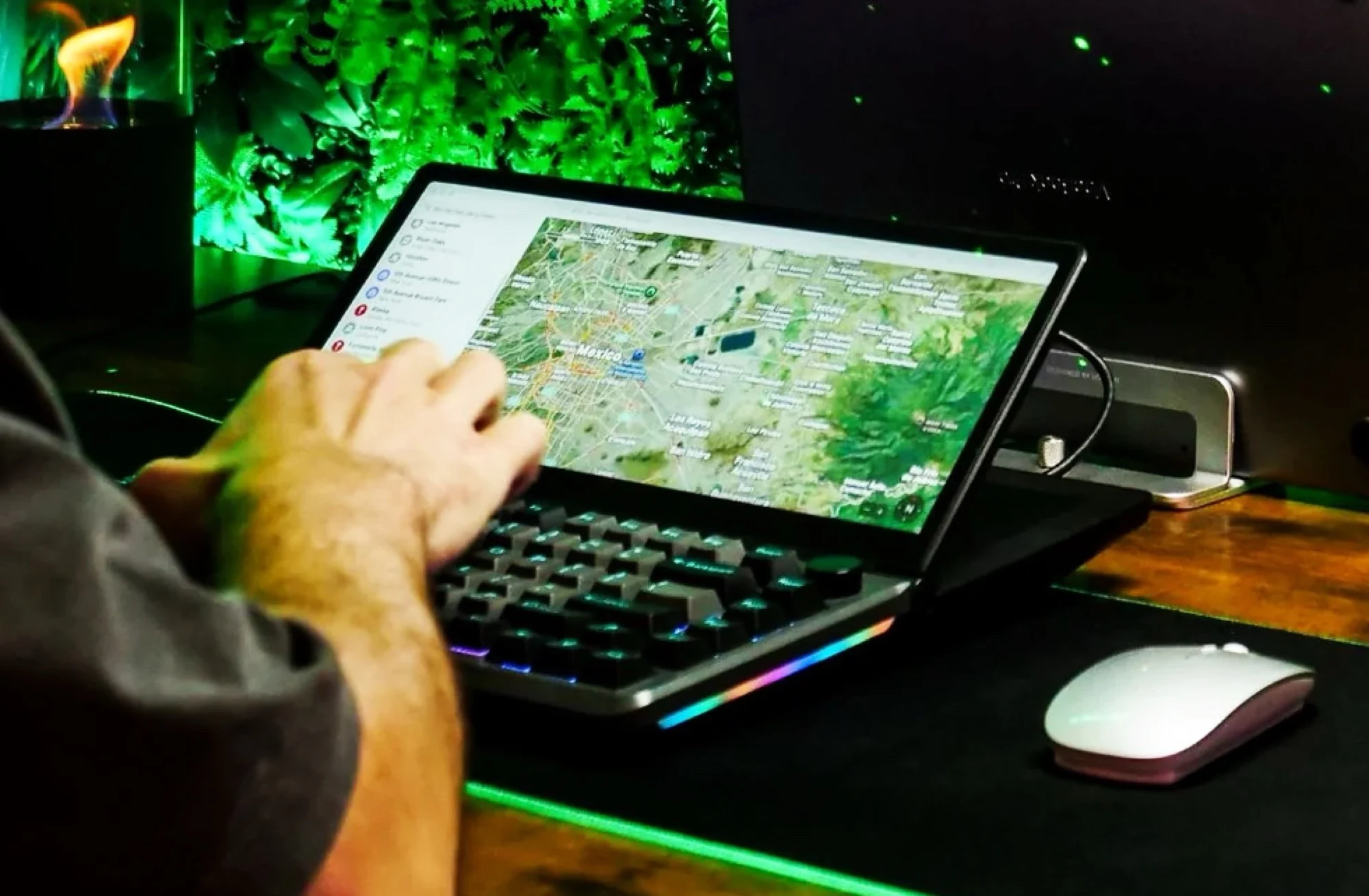 Aura Displays Keyview 13: Mechanical Keyboard with Touchscreen and SSD