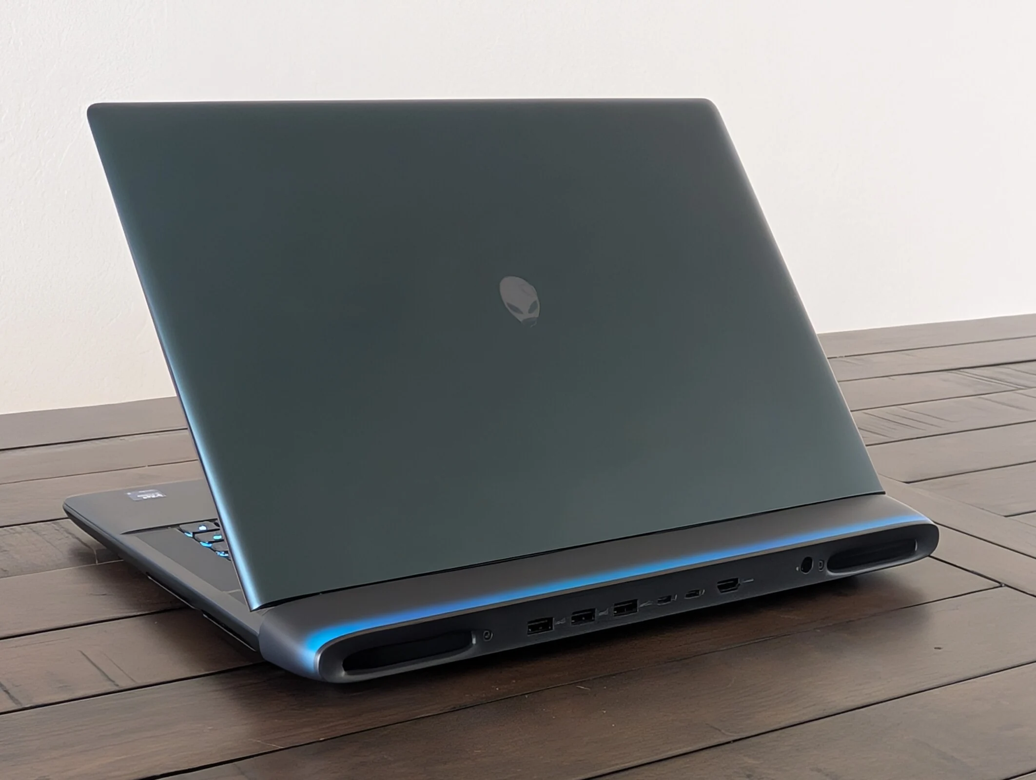 Alienware 16 RTX 5080 vs Razer Blade 16 RTX 5090: Performance Showdown