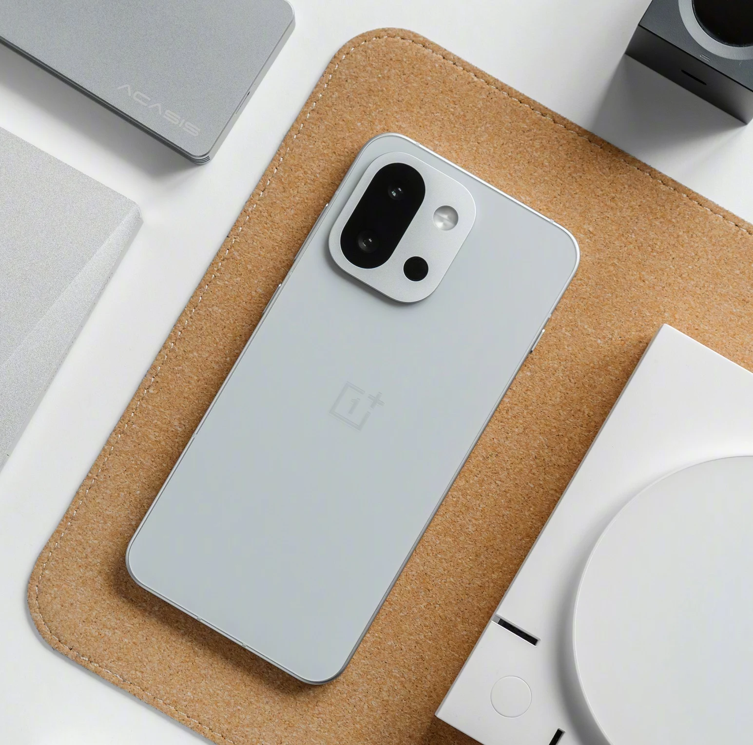 OnePlus 15T: Snapdragon 8 Elite 2 Compact Phone with Bigger Battery