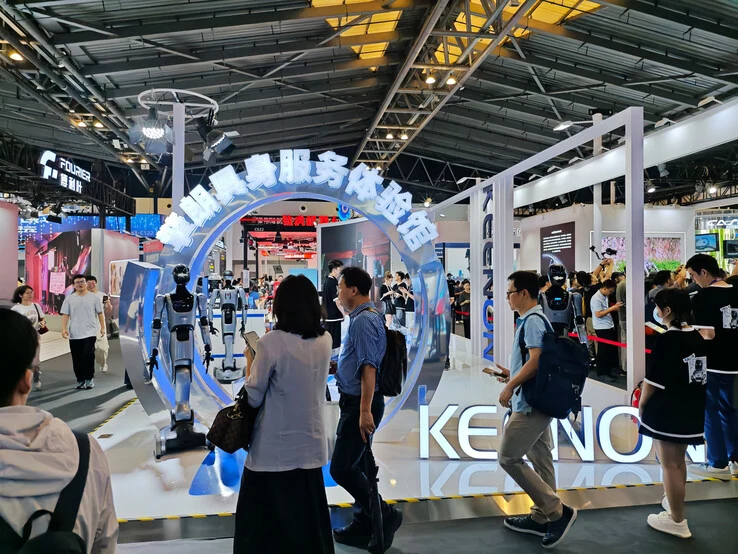 Keenon XMANF1: The Versatile Humanoid Robot Unveiled