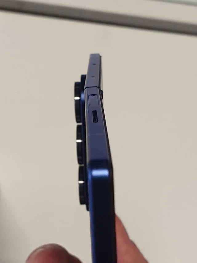 Samsung Galaxy Z Fold 7 Fails to Unfold Flat in Demo Tests
