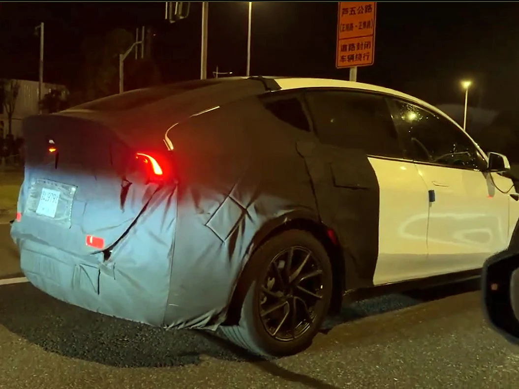 Larger Model Y L Spotted in Camo: Chubby Rear and C-Pillar Hidden