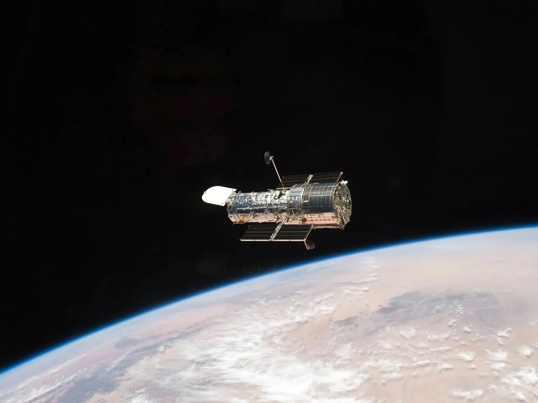 Hubble Captures Stunning Image of Galaxy Pair in Long-Distance Relationship