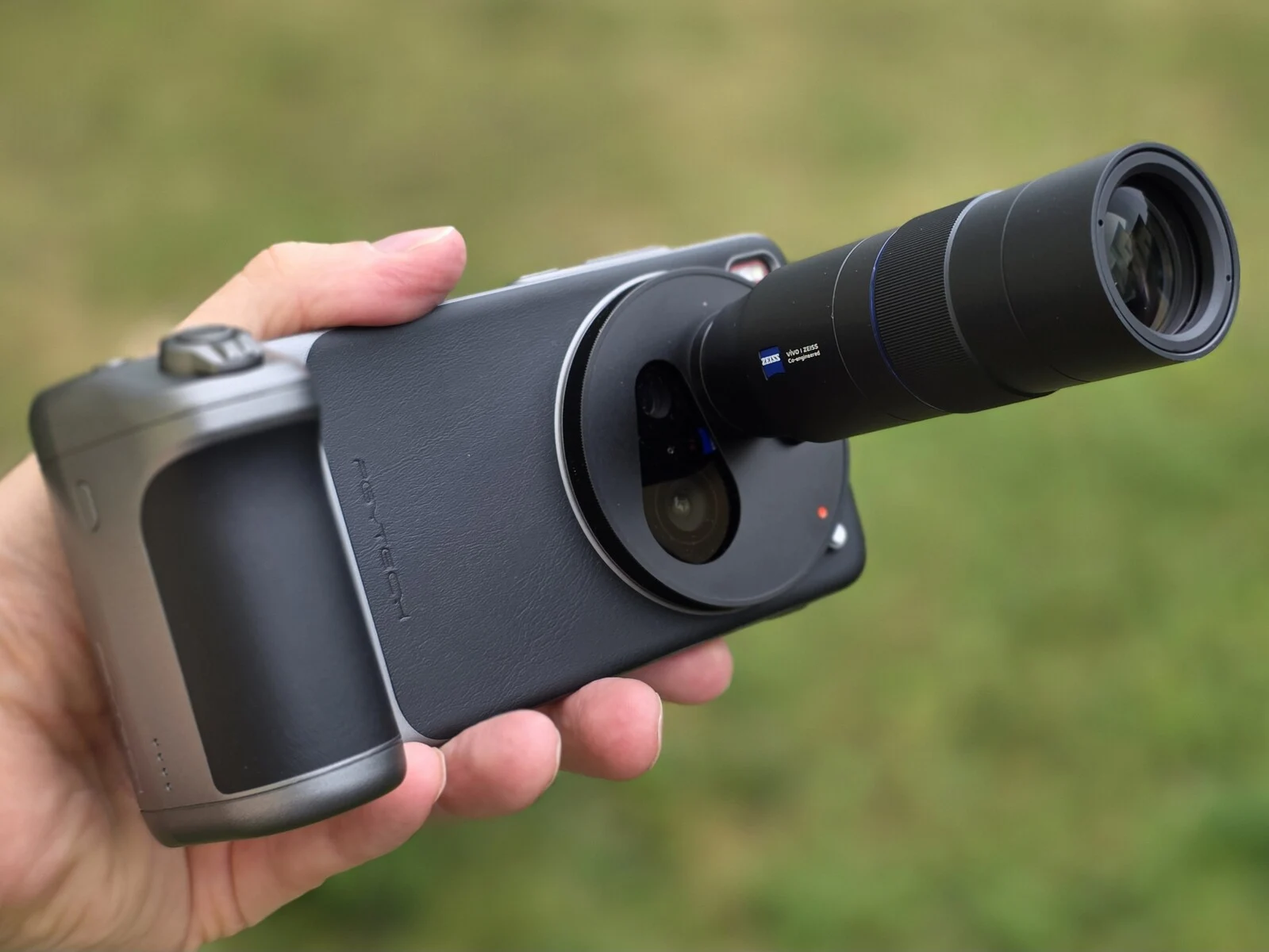 Next-Gen Dual Rear Camera Smartphones: Accessories for Flagships
