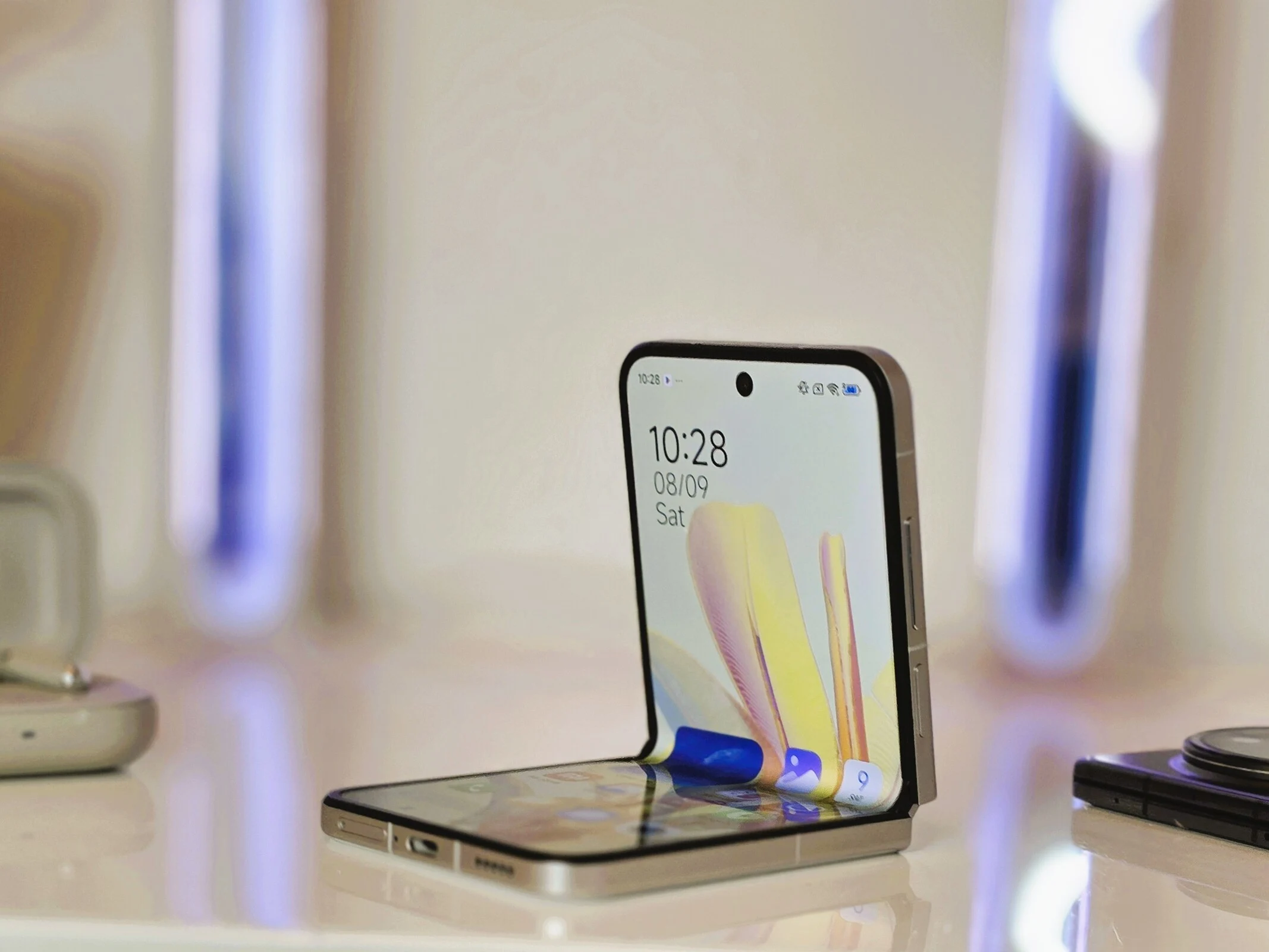 Xiaomi Mix Flip 2 with Snapdragon 8 Elite Challenges Samsung