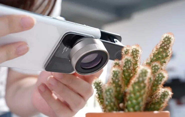 105x Macro Lens for Smartphones: MagStack Now on Kickstarter