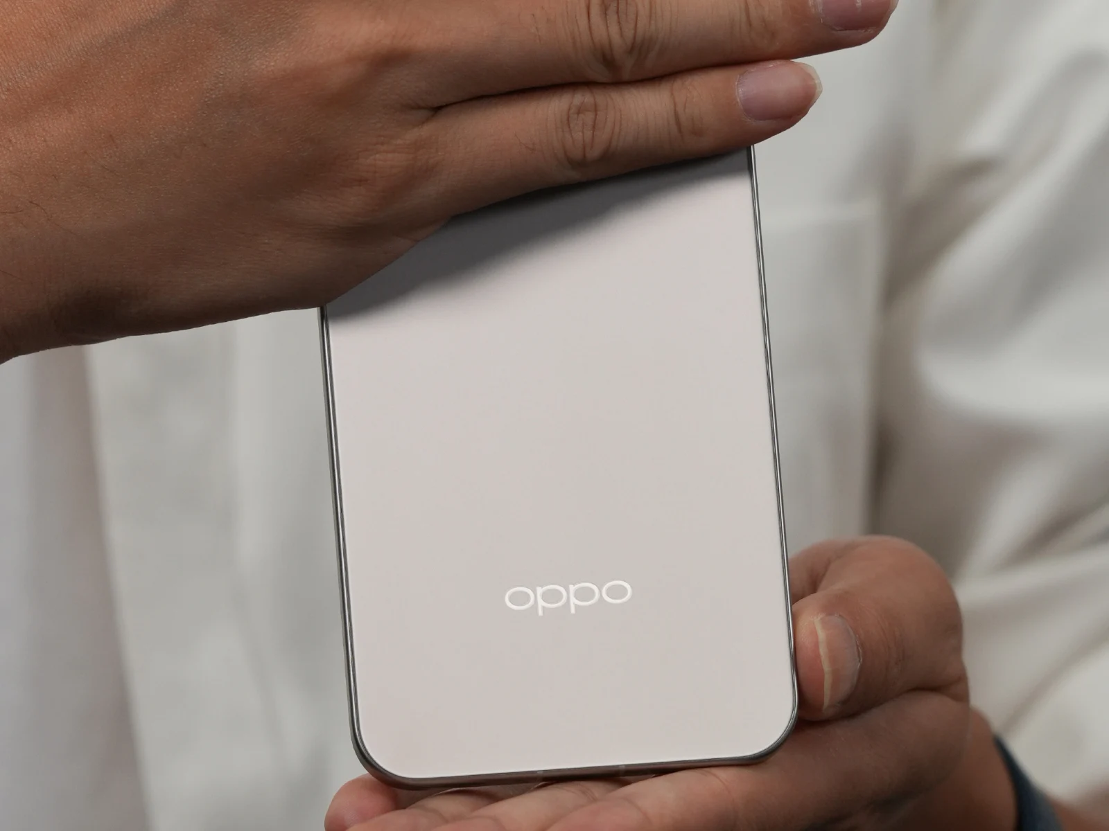 Oppo Find X9 Pro Outshines iPhones with Bigger Battery and Camera