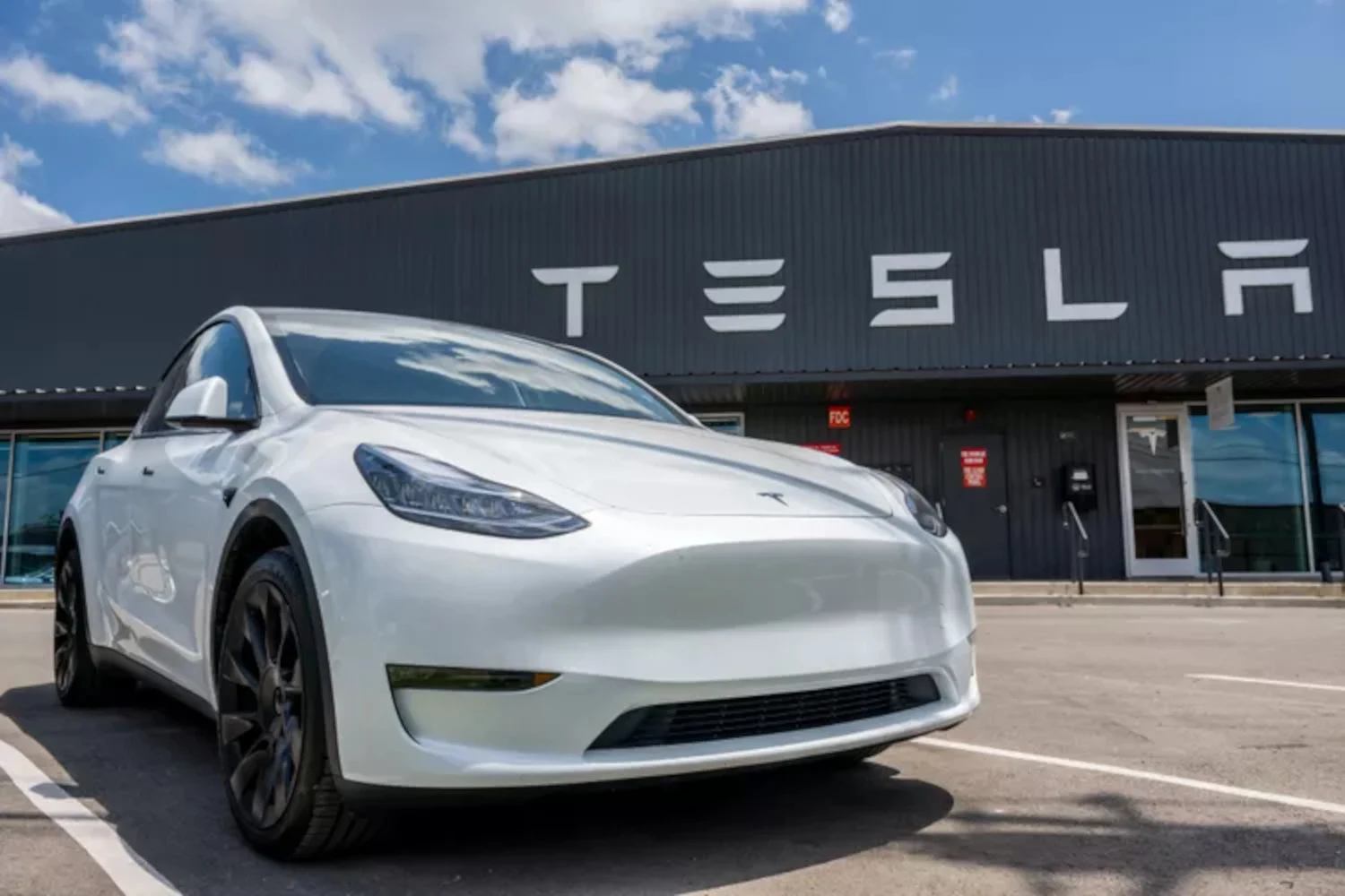 Tesla’s EU Market Share Drops as BYD and SAIC Take Lead