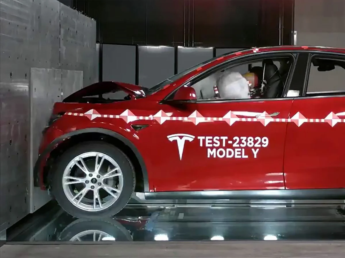 Model Y Airbags Inflate Before Collision with FSD Camera Detection