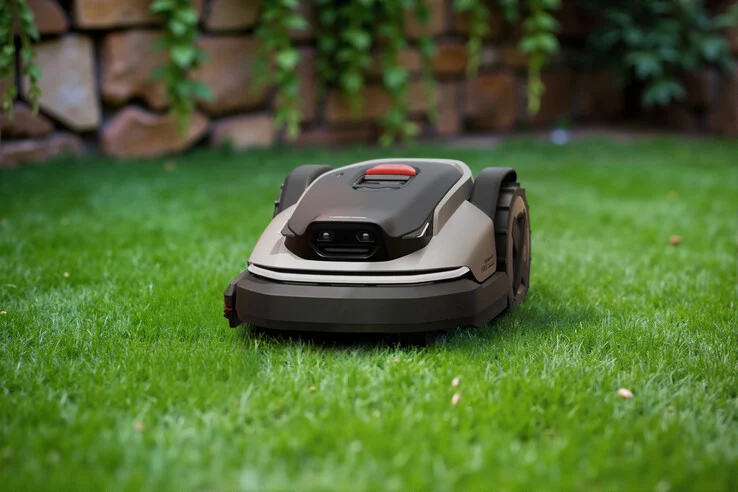 Roborock Launches New RTK and VSLAM Robot Lawn Mowers