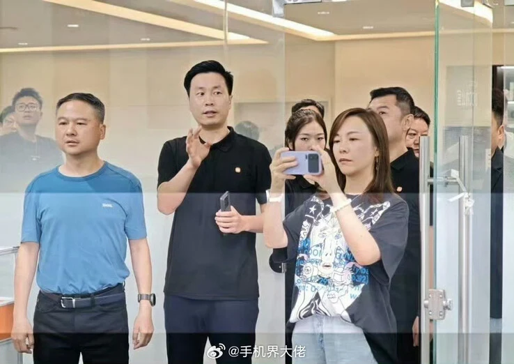 Xiaomi 16 Pro Max: Spy Shots Confirm Leica Camera's Second Display