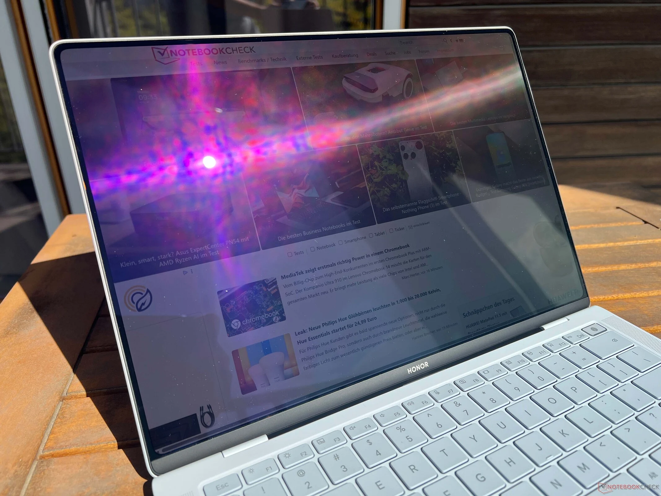 Honor MagicBook Art 14 2025 Brightness: 1600 nits vs 740 nits