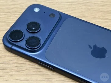 iPhone 17 Pro and iPhone Air: Scratch Issues with Dark Colors