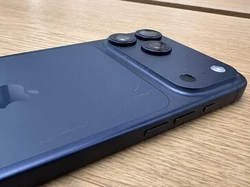 iPhone 17 Pro and iPhone Air: Scratch Issues with Dark Colors