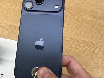 iPhone 17 Pro and iPhone Air: Scratch Issues with Dark Colors