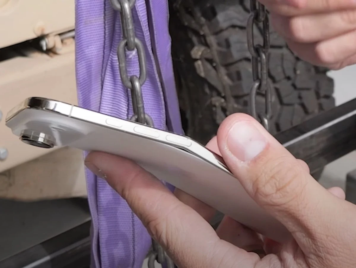 iPhone Air Bends in JerryRigEverything Test but Avoids Bendgate 2.0