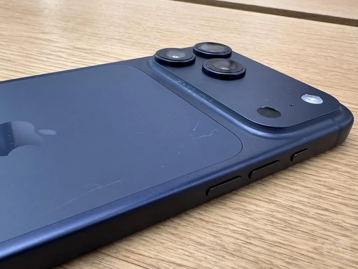 Apple Clarifies Demo iPhone 17 Marks Are Not Scratches