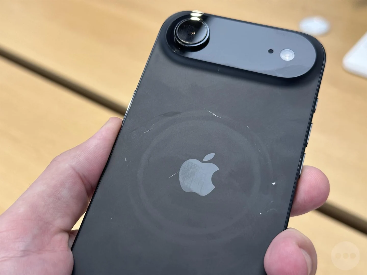 iPhone 17 Pro and iPhone Air: Scratch Issues with Dark Colors