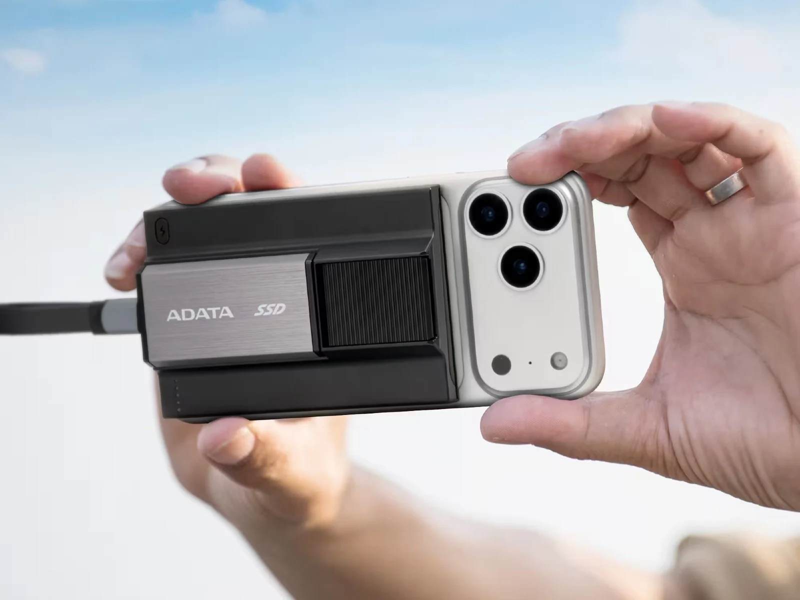 Adata SR800: Wireless Power Bank & SSD with 2,000 MB/s Speed