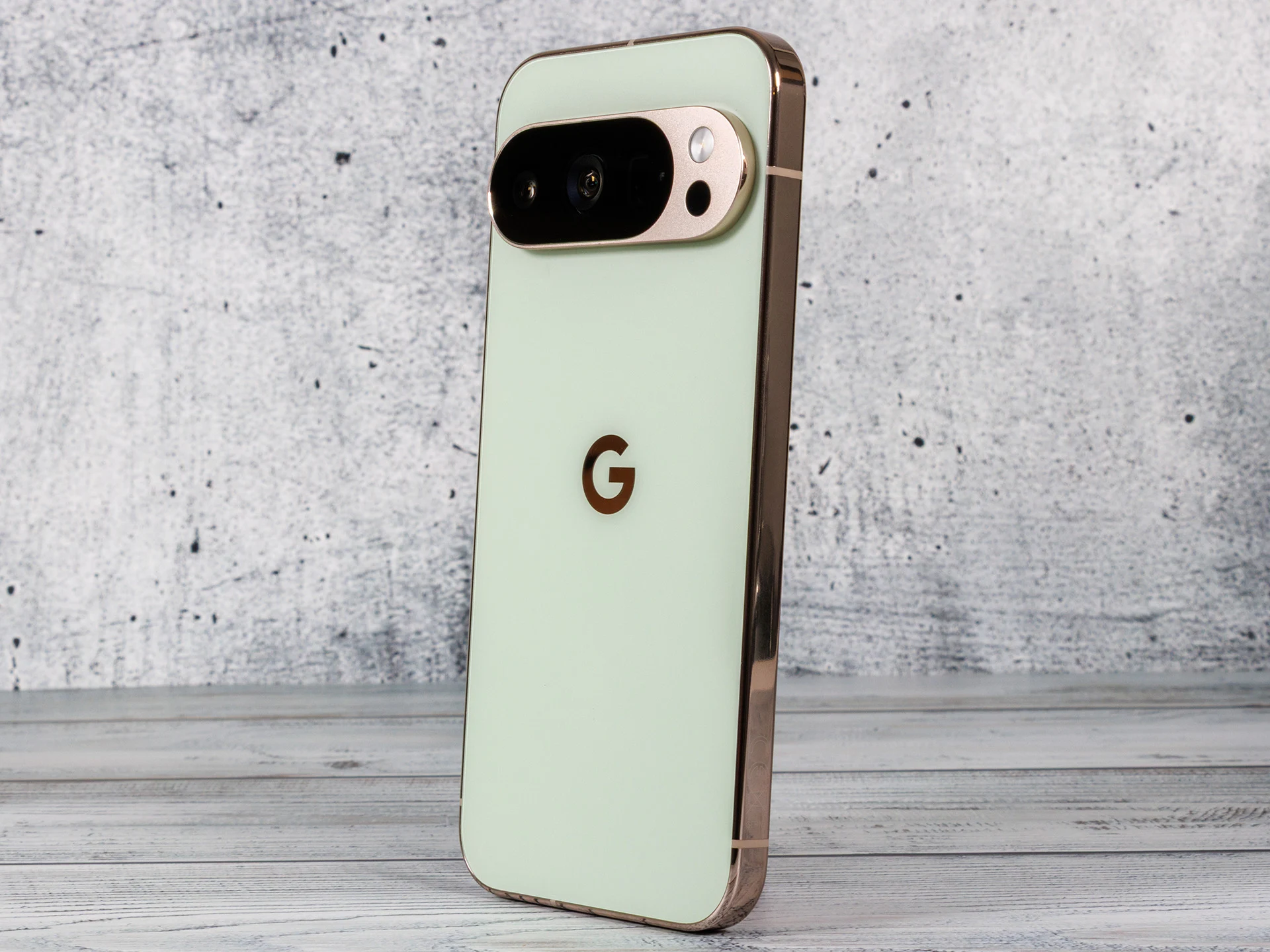 Pixel 10 Pro Review: Strong Features, Weak Performance Issues
