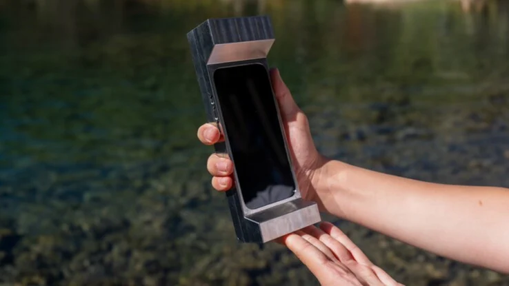 World's Heaviest Smartphone Case: 6-Pound Design is Impractical