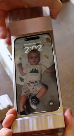 World's Heaviest Smartphone Case: 6-Pound Design is Impractical