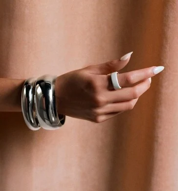 Oura Ring 4 Ceramic: Colorful Smart Ring with Charging Case