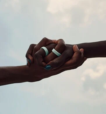 Oura Ring 4 Ceramic: Colorful Smart Ring with Charging Case