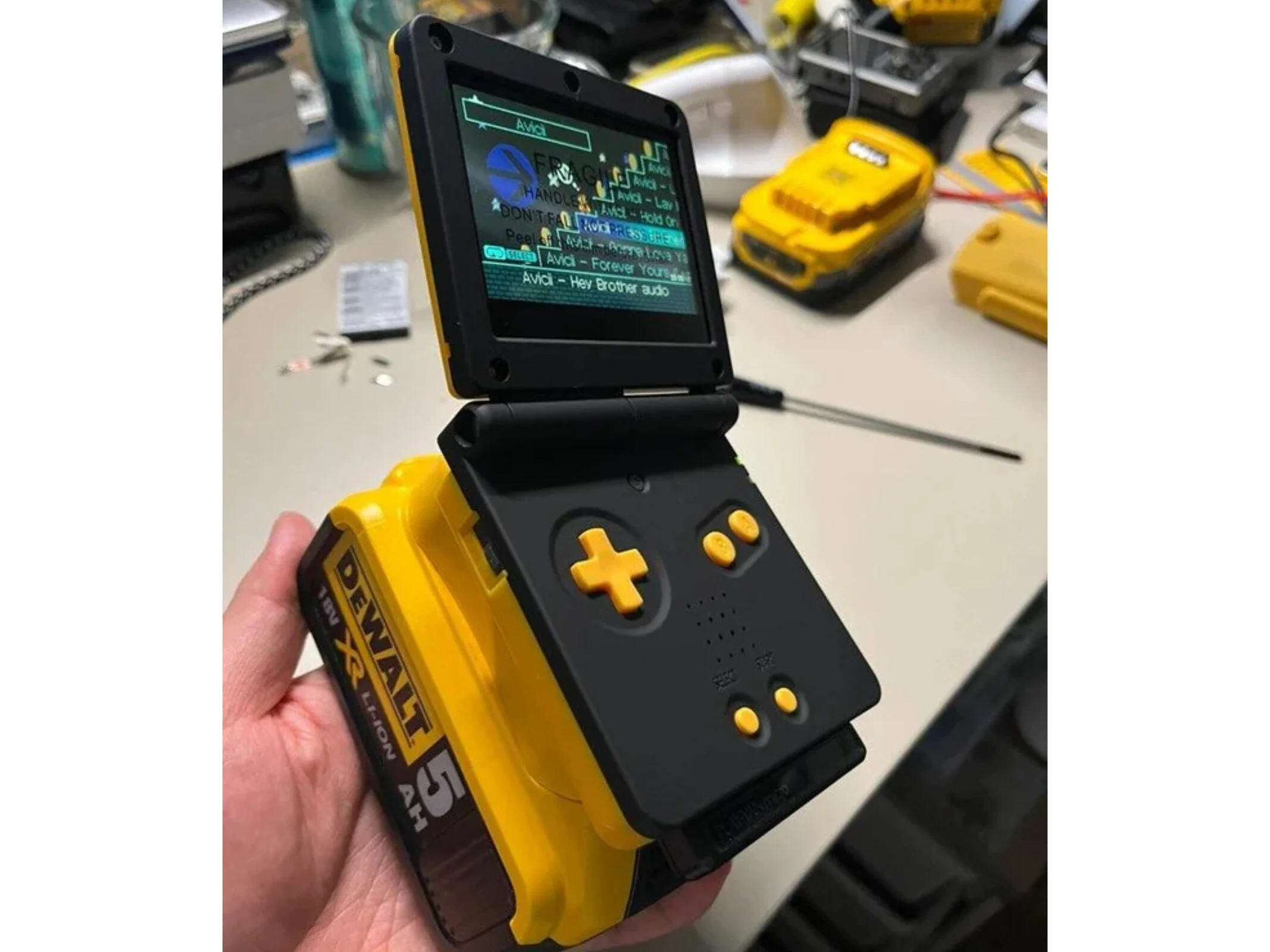 Rugged GBA for Big Hands: Reddit User Creates 17-Day Battery Life
