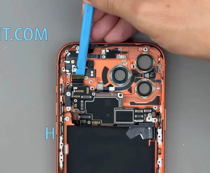 iPhone 17 Pro Max SSD Cooler Mod Achieves 90% 3DMark Stability
