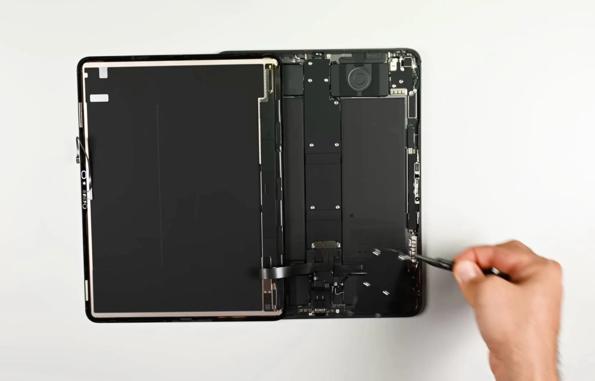 iFixit Teardown Reveals Apple iPad Pro M5 Details