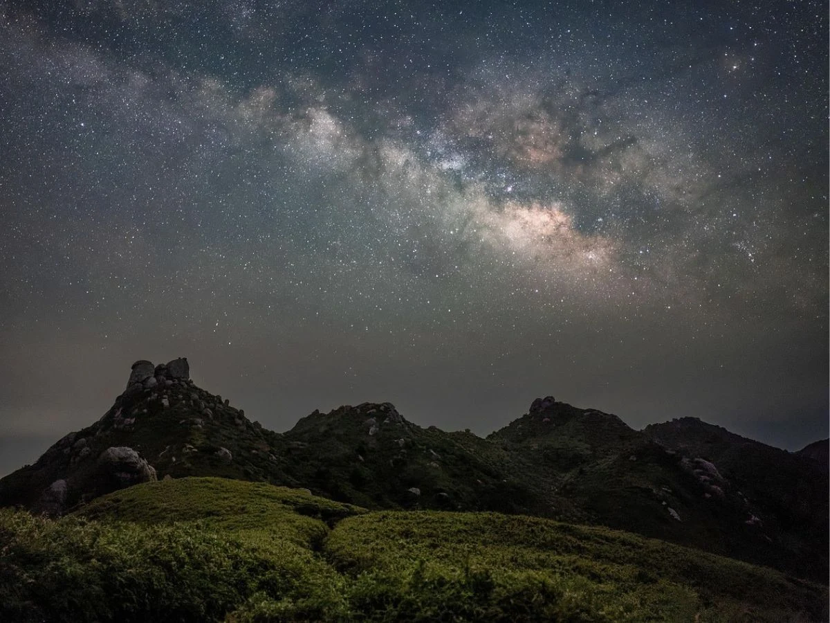 Watch Asteroid 433 Eros Pass Close to Earth Live