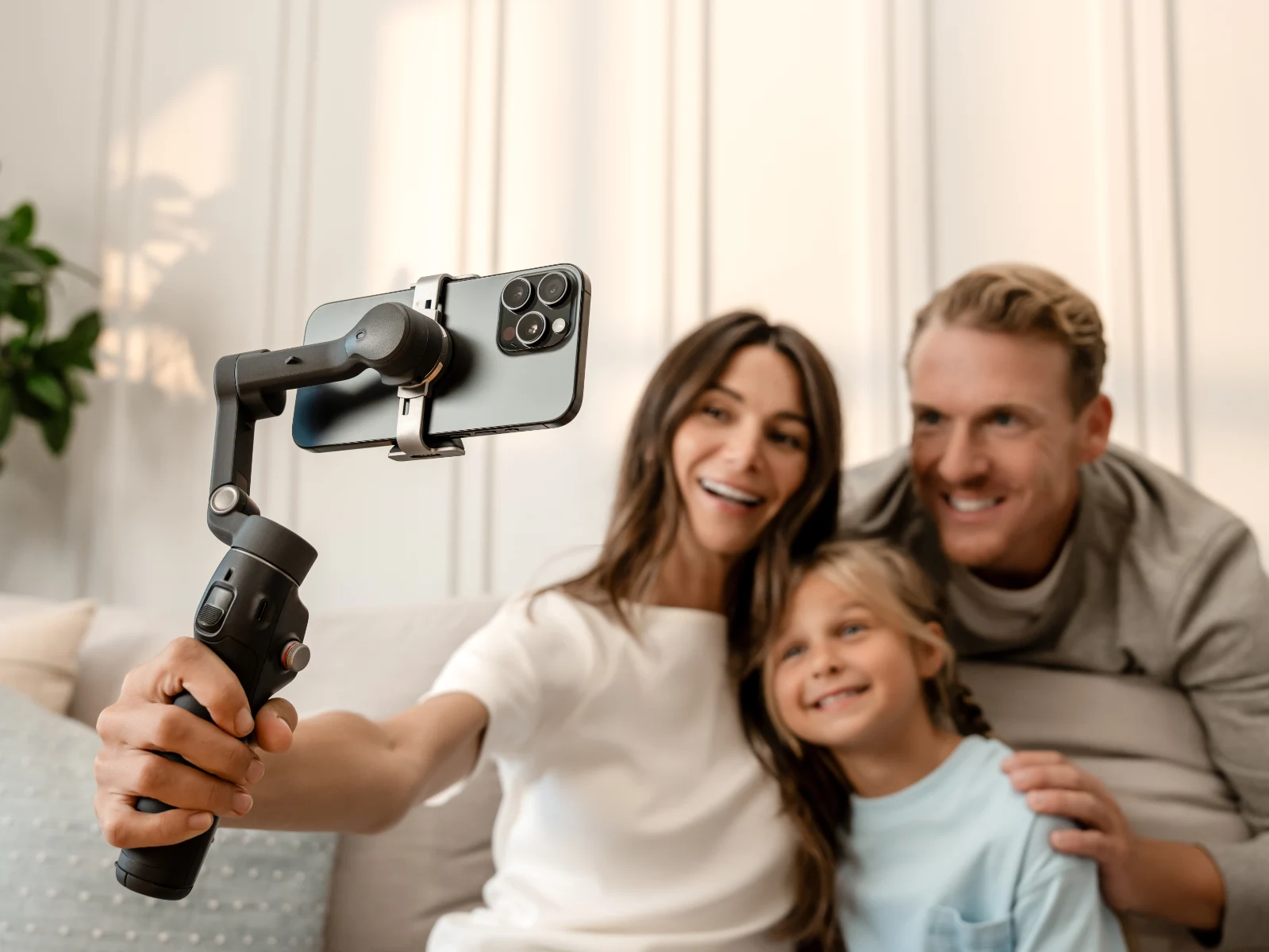DJI Osmo Mobile 8: Apple DockKit & 360° Panning Support Added