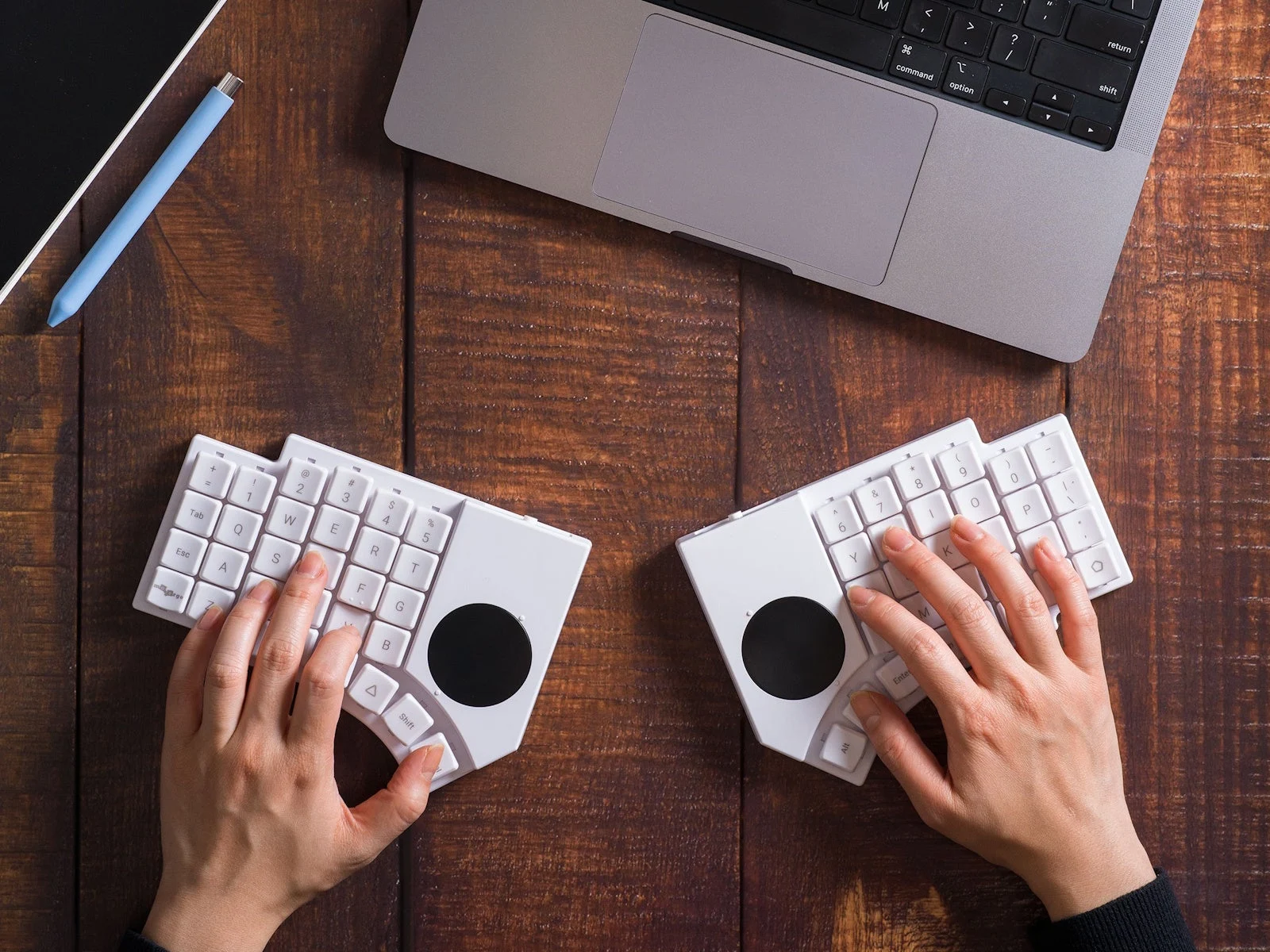 MoErgo Go60: Wireless Mechanical Keyboard with Dual Touchpads